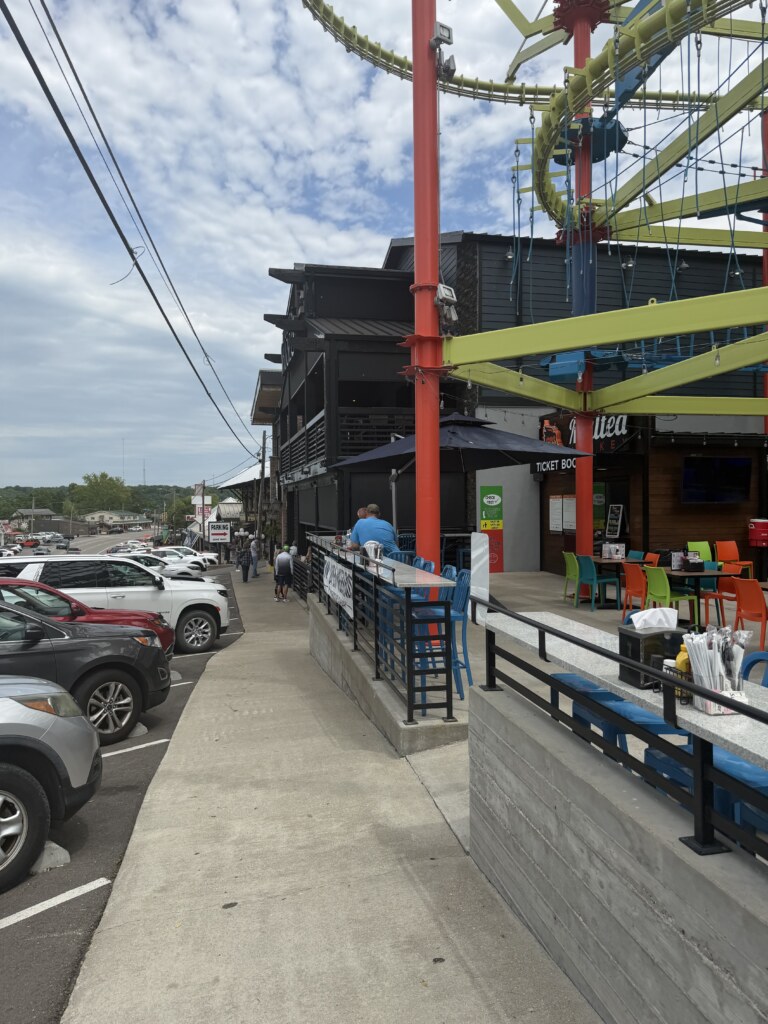 Bagnell Dam Strip Guide: Simple Stops, Treats, and Classic Lake Atmosphere